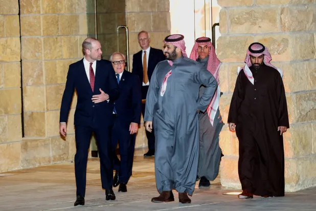 الأمير محمد بن سلمان يصحب الأمير ويليام في اليوم الأول من زيارته للسعودية أمس في جولة بموقع الطريف في الرياض (رويترز)
