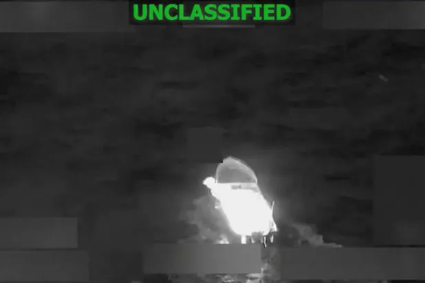 قارب مشتعل بعد استهدافه من قبل الجيش الأميركي في المحيط الهادئ (رويترز نقلاً عن الجيش الأميركي)