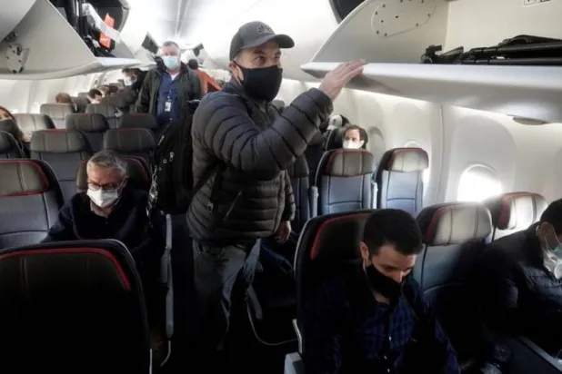 توصي مراكز السيطرة على الأمراض والوقاية منها بعدم السفر عند ظهور أعراض شبيهة بالإنفلونزا (أرشيفية- رويترز)