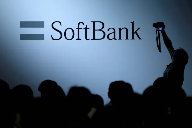 شعار مجموعة «سوفت بنك» في طوكيو (أرشيفية - رويترز)