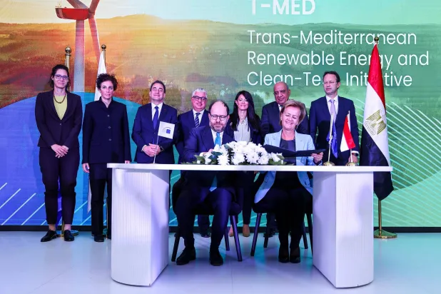 وزيرة التخطيط ووزير الكهرباء والطاقة المتجددة المصريان وسفيرة الاتحاد الأوروبي بالقاهرة يشهدون توقيع اتفاقية منحة أوروبية لقطاع الطاقة المصري (مجلس الوزراء المصري)