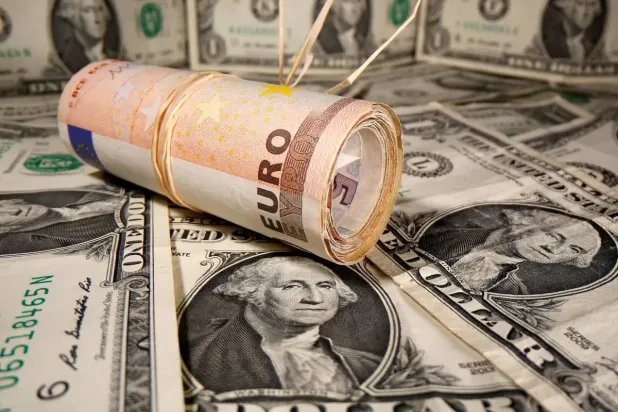 اقترح الرئيس الفرنسي إيمانويل ماكرون ⁠استحداث ​وسيلة ‌للاقتراض المشترك من خلال سندات باليورو لتحدي هيمنة الدولار (رويترز)