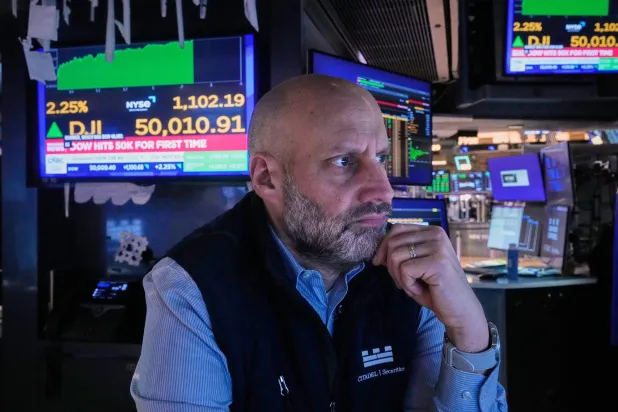 متداول يعمل في بورصة نيويورك (أ.ب)