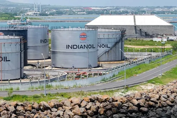 انخفض سعر بيع النفط الخام لشركة «أويل إنديا» إلى 62.84 دولار للبرميل من 73.82 دولار للبرميل في العام السابق (إكس)