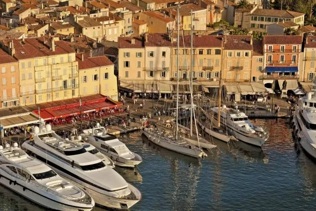 تصدرت الدنمارك التصنيف للعام الثامن على التوالي بغياب الفساد بالكامل تلتها فنلندا ثم سنغافورة (أ.ف.ب)