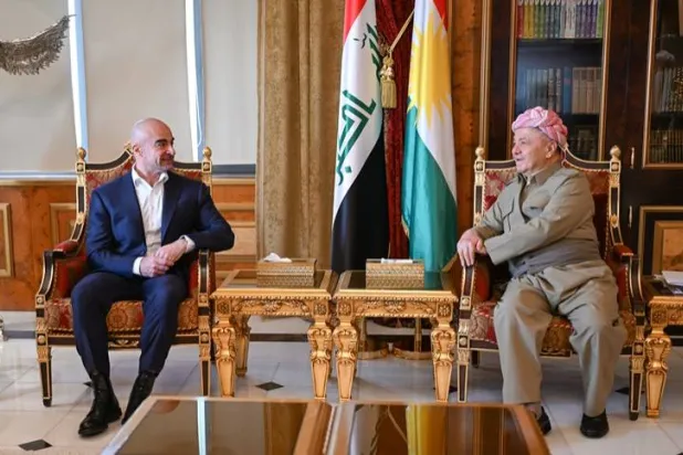 رئيس «الديمقراطي الكردستاني» مسعود بارزاني مستقبلاً رئيس «الاتحاد الوطني» بافل طالباني (أرشيفية-روداو)