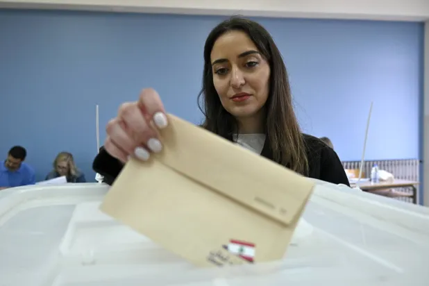 ناخبة تدلي بصوتها بمنطقة الشوف في الانتخابات المحلية الأخيرة مايو 2024 (أرشيفية - إ.ب.أ)