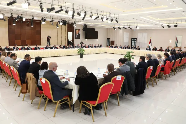 نائب الرئيس الفلسطيني حسين الشيخ يلتقي سفراء أجانب وعرباً ومسؤولين لبحث خطورة قرارات «الكابينت» (مكتب الشيخ)