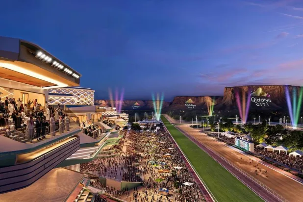 يضم الميدان أول مضمار ميل مستقيم على أرضية عشبية في المنطقة (القدية)