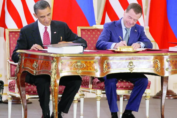 الرئيس الأميركي السابق باراك أوباما يوقِّع مع دميتري ميدفيديف الرئيس الروسي السابق معاهدة «ستارت III» (رويترز)