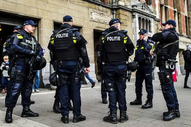 أفراد من الشرطة الهولندية في أمستردام (أرشيفية - إ.ب.أ)