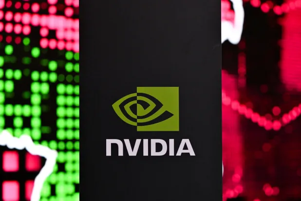 شعار «إنفيديا» خلال مؤتمر صحافي بمناسبة افتتاح مصنع ذكاء اصطناعي تابع لشركتي «تيليكوم» و«إنفيديا» (د.ب.أ)