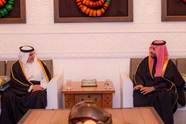 الأمير محمد بن سلمان مستقبلاً الأمير سلمان بن حمد في الدرعية الثلاثاء (واس)