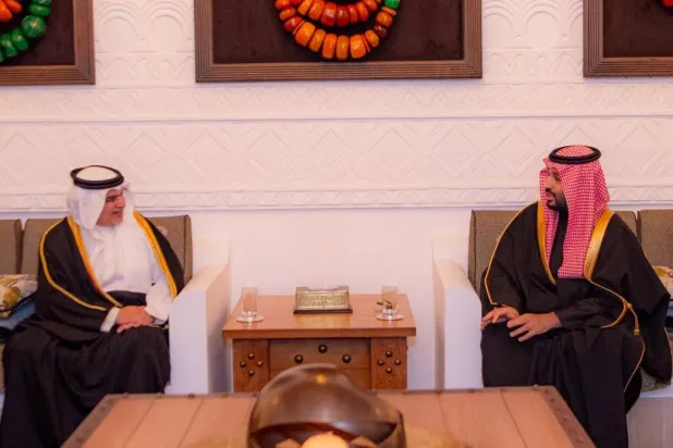 Prens Muhammed bin Selman, salı günü Diriye’de Prens Selman bin Hamad’ı kabul ederken. (SPA)