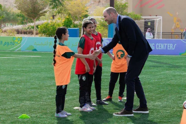 الأمير ويليام يشهد تدريبات لاعبات مراكز التدريب الإقليمية للبنات (الاتحاد السعودي)