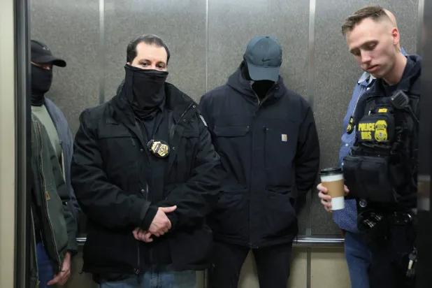 عملاء فيدراليون ملثّمون يظهرون في أروقة محكمة الهجرة بمدينة نيويورك (أ.ف.ب)