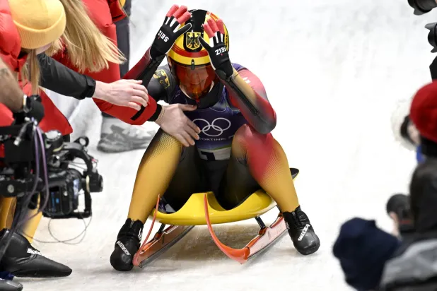 الألمانية جوليا تاوبيتز تحتفل بفوزها بذهبية الزحافات الظهرية (إ.ب.أ)