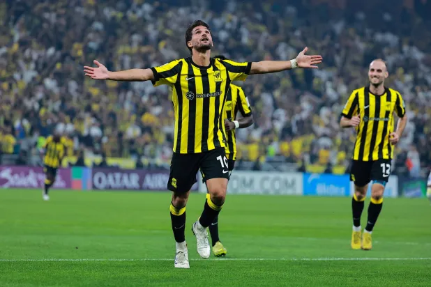 حسام عوار لعب دوراً كبيراً في انتصار الاتحاد بتسجيله هاتريك (تصوير: محمد المانع)