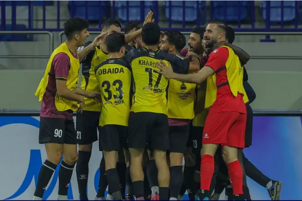فرحة لاعبي الحسين الأردني بالفوز على الاستقلال الإيراني بدبي (الاتحاد الآسيوي)