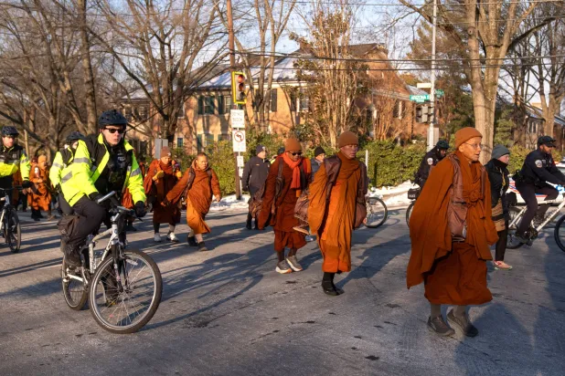 24 راهباً بوذياً خرجوا يرتدون ثياباً برتقالية اللون في مسيرة «من أجل السلام» بأميركا (أ.ب)