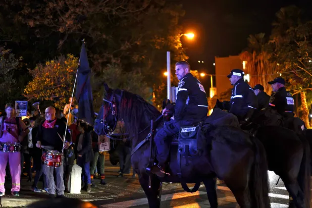 عناصر من الشرطة الإسرائيلية الخيالة يحرسون خلال مظاهرة للعرب الإسرائيليين في مدينة حيفا 10 فبراير 2026 (أ.ف.ب)
