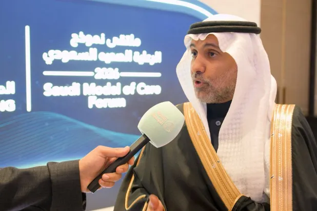 وزير الصحة السعودي فهد الجلاجل يتحدث لـ«الشرق الأوسط» خلال حضوره الملتقى (تصوير: تركي العقيلي)