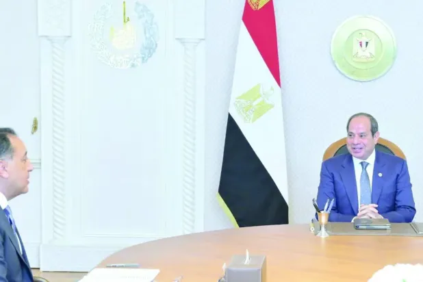 Mısır Cumhurbaşkanı Abdulfettah es-Sisi, yeni hükümetin yeniden yapılandırılmasına ilişkin Başbakan Mustafa Medbuli ile görüşürken (Mısır Cumhurbaşkanlığı)