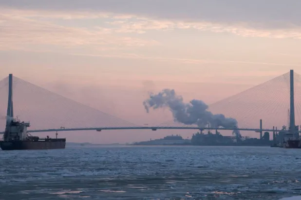 الجسر الذي يحمل اسم لاعب الهوكي الكندي الراحل غوردي هاو والذي يربط مقاطعة أونتاريو الكندية بولاية ميشيغان الأميركية (رويترز)