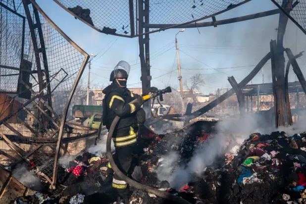Sloviansk'ta Rus güdümlü bombalarının hedef aldığı noktalardan birinde görev yapan bir itfaiyeci (DPA)