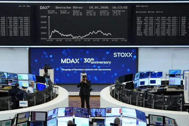 رسم بياني لمؤشر الأسهم الألماني «داكس» يظهر في بورصة فرانكفورت (رويترز)