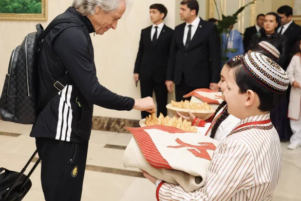 خيسوس يتناول بعض المعجنات عقب وصوله إلى عشق آباد الثلاثاء (نادي النصر)