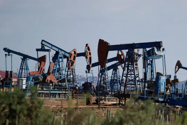 رافعات ضخ النفط في حقل على شواطئ بحر قزوين في باكو (رويترز)