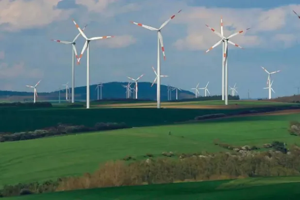 مزرعة رياح في ألمانيا وسط تراجع الدعم الشعبي للمناخ (رويترز)