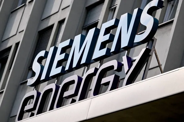 FILED - 05 August 2025, Berlin: The "Siemens Energy" logo can be seen in the entrance area of the company. Photo: Britta Pedersen/dpa