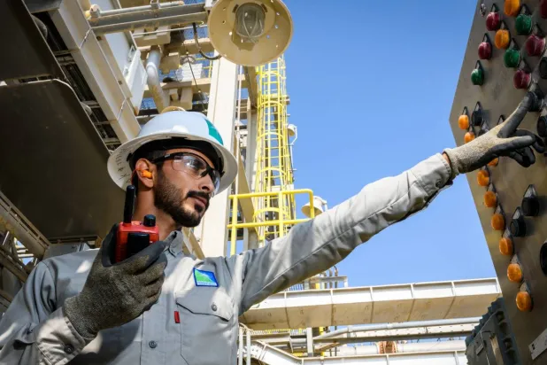 أحد المواطنين يعمل في مرفق تابع لشركة «أرامكو» (أرامكو)