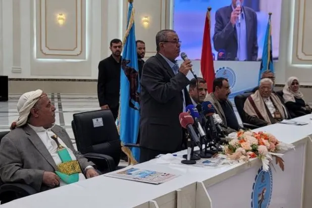 القيادي بحزب «المؤتمر» صادق أبو راس خلال فعالية في صنعاء (الشرق الأوسط)