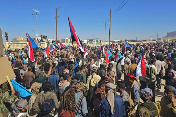 تجمع في مدينة عتق لأنصار «الانتقالي» رافقه مهاجمة مبنى محافظة شبوة (إكس)