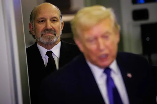 ABD Başkanı Donald Trump ve Ticaret Bakanı Howard Lutnick, 6 Şubat 2026’da Air Force One uçağında (AFP)