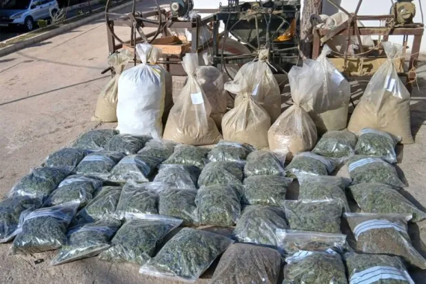 آلات ومضبوطات من المخدرات صادرها الجيش اللبناني خلال مداهمة في بلدة بوداي في بعلبك (مديرية التوجيه)