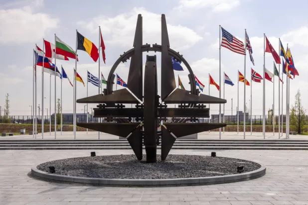 أعلام الدول الأعضاء بـ«ناتو» أمام مقر الحلف في بروكسل (أ.ب)