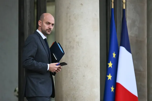 وزير الخارجية الفرنسي جان نويل بارو خارجاً الاثنين من قصر الإليزيه بعد مشاركته في اجتماع مجلس الوزراء أكتوبر الماضي (أرشيفية - د.ب.أ)
