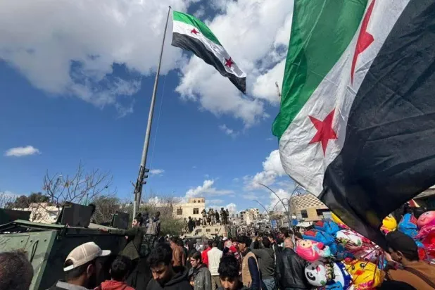 رفع العلم السوري على سارية دوار الإطفائية وسط مدينة الرقة بحضور شعبي ورسمي اليوم الأربعاء (الإخبارية السورية)