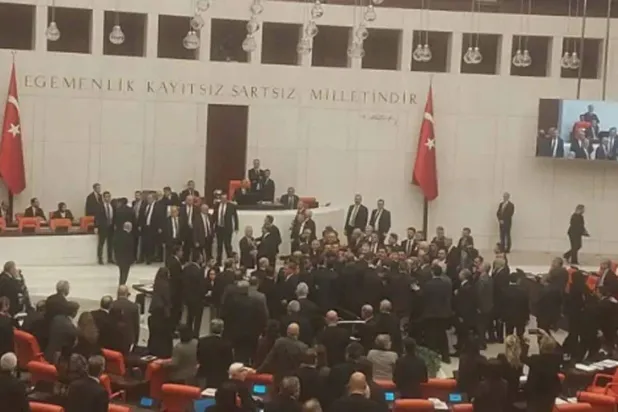 اشتباك بالأيدي بين نواب الحكومة والمعارضة في البرلمان التركي خلال أداء وزيرين جديدين اليمين الدستورية (من البث المباشر للجلسة)