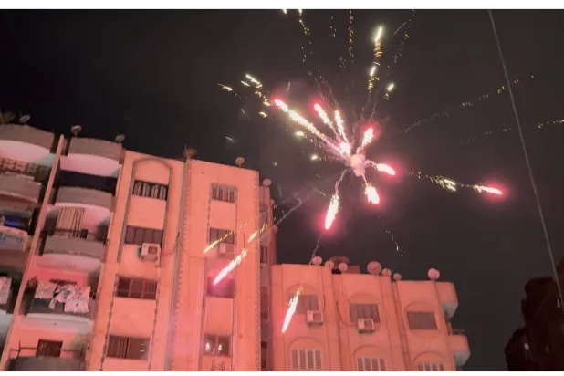 الألعاب النارية تنتشر في الأحياء الشعبية بمصر (تصوير: عبد الفتاح فرج)