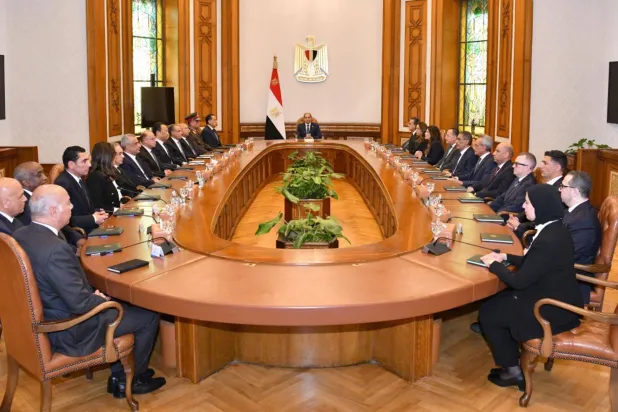 الرئيس عبد الفتاح السيسي مجتمعاً الأربعاء بالوزراء الذين أدوا اليمين الدستورية (الرئاسة المصرية)
