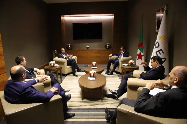 اجتماع سابق لأطر «ميديف» الفرنسي ومجلس التجديد الاقتصادي الجزائري في مايو 2022 (منظمة أرباب العمل الجزائرية)