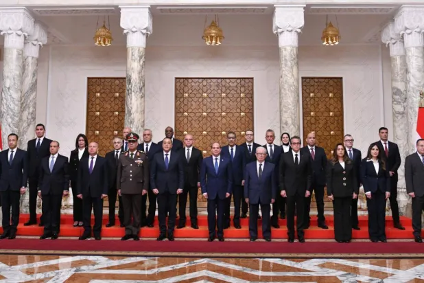 الرئيس المصري مع الوزراء الذين أدوا اليمين الدستورية الأربعاء بحضور رئيس الوزراء مصطفى مدبولي (الرئاسة المصرية)