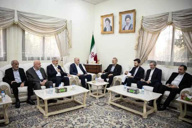 جانب من لقاء الوفد الإيراني ووفد من حركة «حماس» في الدوحة (موقع لاريجاني)