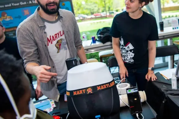 فريق هول يستعرض مميزات نموذج الملابس الذكية (جامعة ميريلاند)