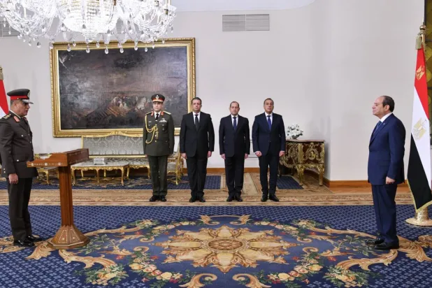 الفريق أشرف زاهر أثناء أدائه اليمين الدستورية أمام الرئيس عبد الفتاح السيسي الأربعاء (الرئاسة المصرية) 